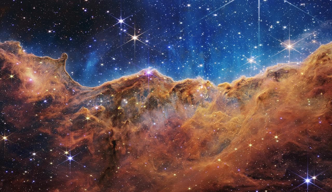 APOD 4 czerwca: mgławica Tc 1, buckyballs i znak zapytania z Jamesa Webba