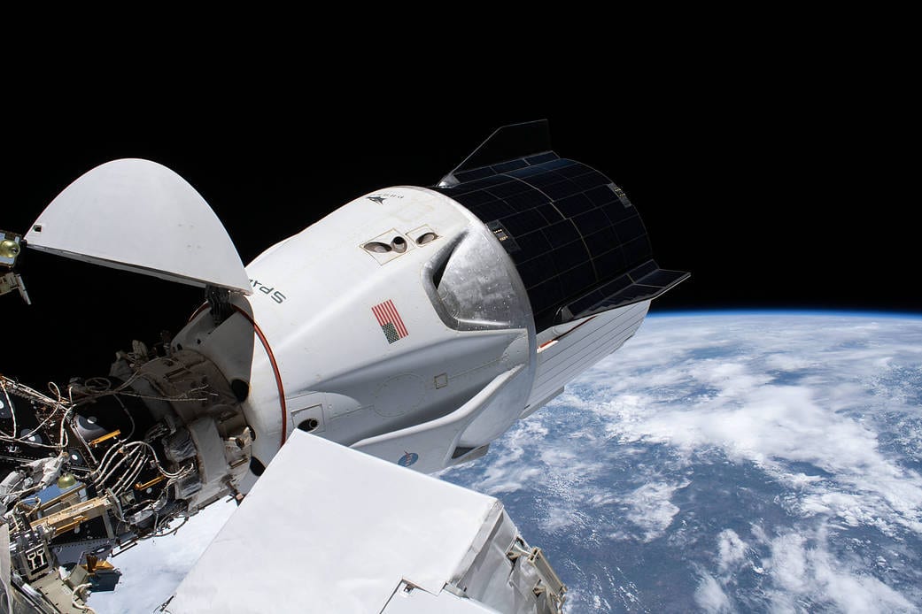 Kapsuła SpaceX Crew Dragon zadokowana do modułu Harmony Międzynarodowej Stacji Kosmicznej. To właśnie tego typu statek służy załodze ISS jako awaryjne schronienie i środek ewakuacji w przypadku poważnego zagrożenia na pokładzie stacji. Fot. NASA.
